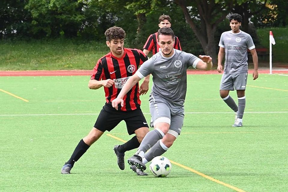 Den Ball im Visier: 1817-Akteur Alessio Granvillano (links) pirscht sich an Tugay Genc von Fiam Italia heran. 	Foto: Kristina Schäfer