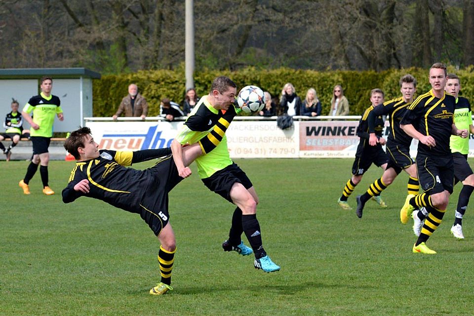 Die U19 des FC Amberg (l.) ließen sich in Ettmannsdorf nicht stoppen. F: Graf