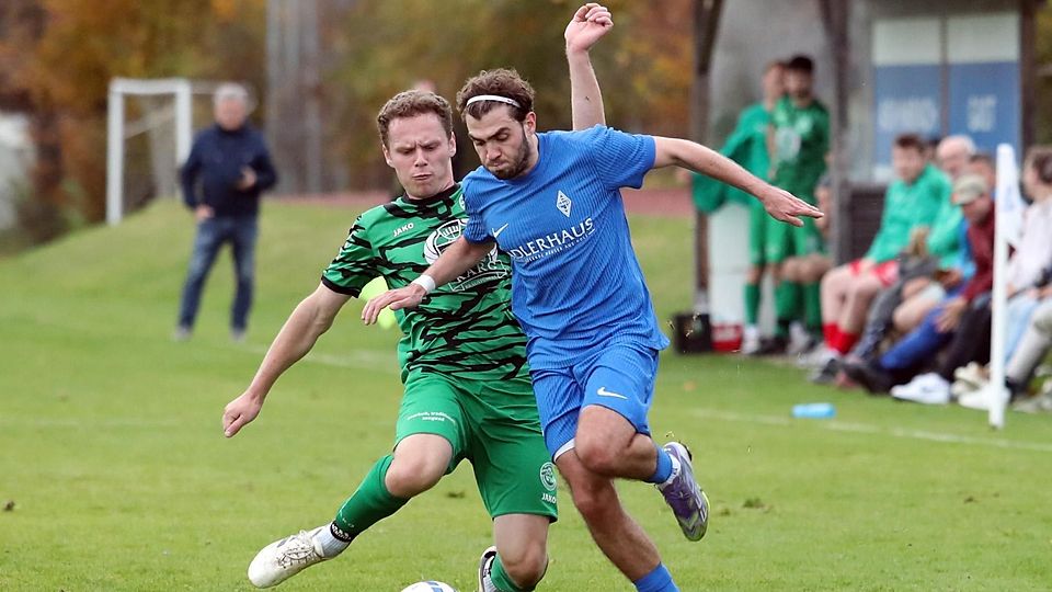 Er brachte den Stein ins Rollen: Durim Gjocaj (in Blau, gegen David Bender) sorgte für den ersten Treffer der Habacher. Fünf weitere sollten noch folgen.