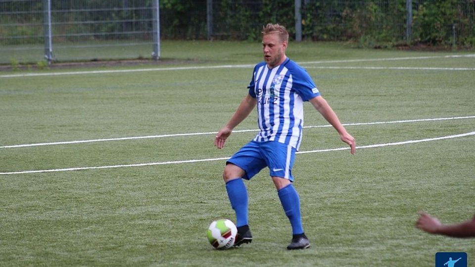 Ein Spieler des TSV Hambach am Ball.