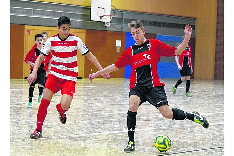 Schnelle Spiele, beinahe keine Zweikämpfe mit Körperkontakt und ein Ball, der besser fliegt als springt. Das macht Futsal als Hallenfußballvariante sehr attraktiv. Foto: Markus Bienwald