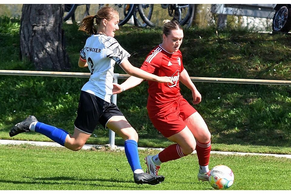 Die Fußballerinnen von RW Überacker (in Rot) im Spiel gegen den FFC Wacker München II (weiße Trikots).