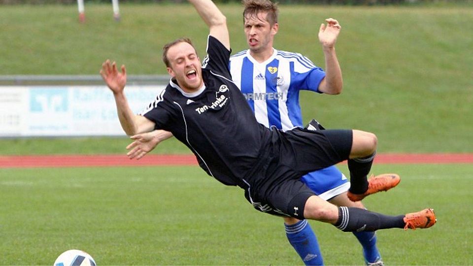 Im Anflug: Linksverteidiger Leon Brudy (vorne) wechselt vom BCF Wolfratshausen zum 1. FC Garmisch-Partenkirchen. OR