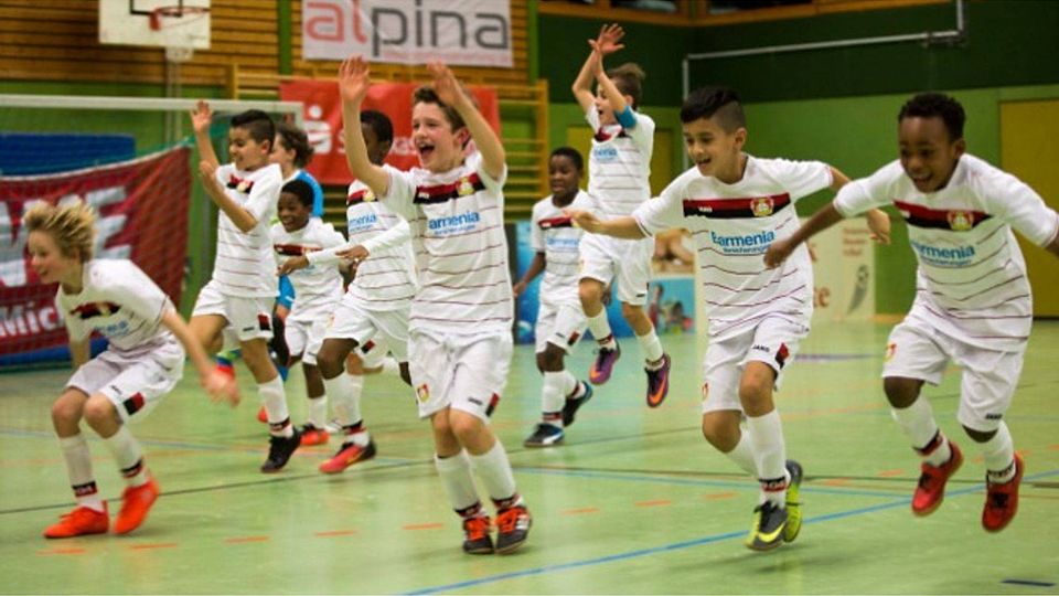 Jüngste Gewinner: Die F-Junioren von Bayer Leverkusen feierten ihren Turniersieg in Blaustein ausgelassen. Foto: Könneke