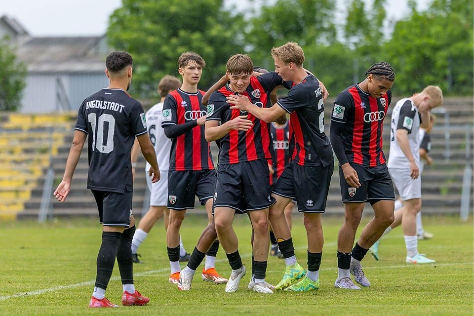 Laris Stjepanovic (m.) bejubelt im Trikot des FC Ingolstadt in der U19-DFB-Nachwuchsliga seinen Hattrick gegen Rot-Weiß Walldorf.