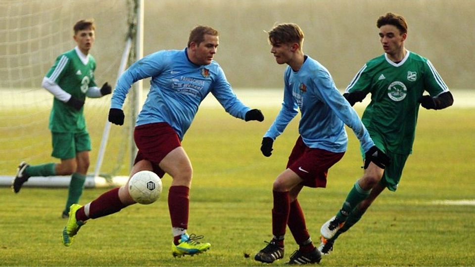Die JSG-Angreifer Jonas Kunz (links) und Michel Stolzenberg waren von Langens Abwehr nicht zu bremsen. Foto Specht