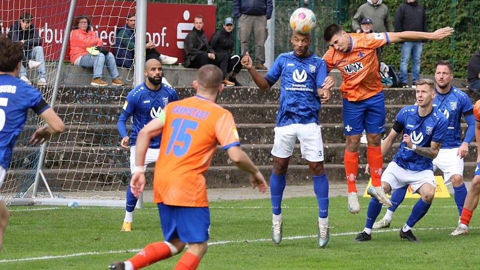 Darmstadts Fabio Torsiello (Mitte, in Orange, hier Anfang Oktober gegen den Marburger Joshua Enobre) traf zweimal beim 4:1 in Steinbach. (Archivfoto).