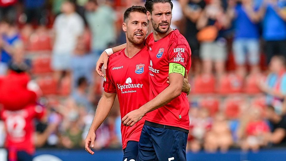 Arm in Arm: Die Brüder Maximilian (l.) und Josef Welzmüller (r.) beenden im Sommer ihre aktive Fußballerkarriere.