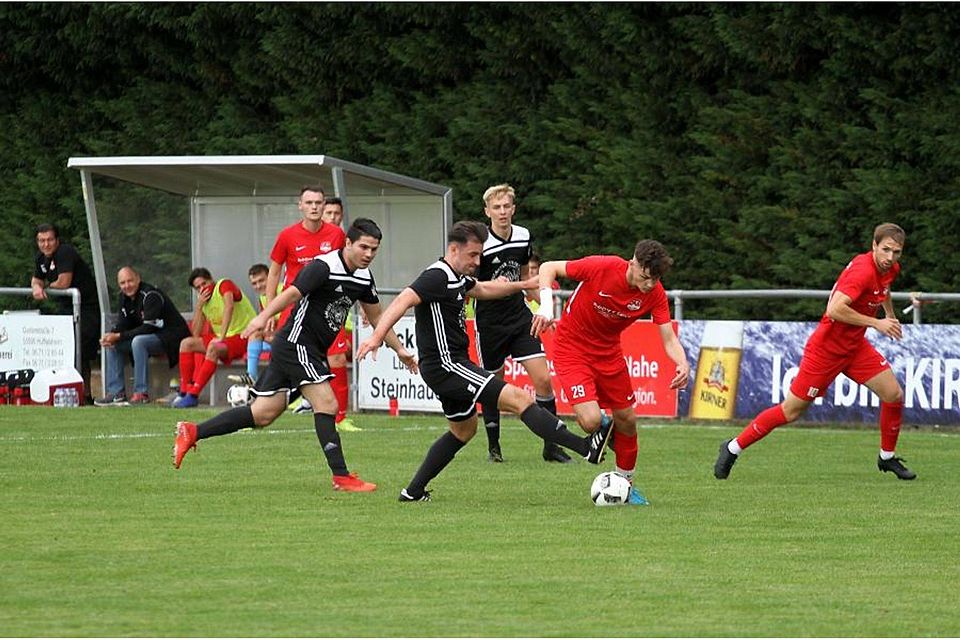Unaufhaltsam: Hüffelsheims Torschütze zum 2:0. Tim Krafft (rotes Trikot), setzt sich gegen Schmittweilers Mittelfeld-Phalanx durch.