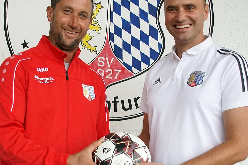 Fußballer-Chef Matthias
Zeidlmaier (rechts) konnte den Kinsauer Christopher
Resch als neuen Trainer gewinnen.