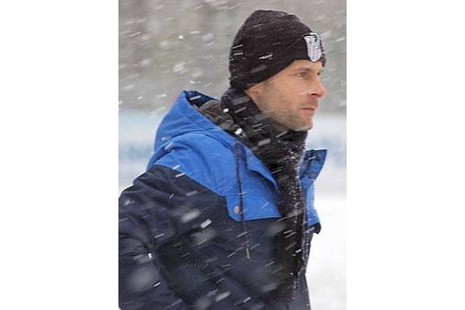 Behielt auch im  Schneesturm stets den Überblick: Trainer und Hoffnungsträger Steffen Bury.. Bodo Tarow