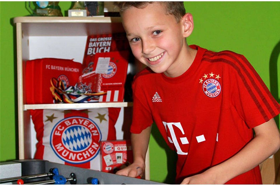 Fan und Spieler zugleich: Der zehnjährige Matteo Schablas aus Inchenhofen kickt in der U11 des FC Bayern München. 	  F.: Johannes Graf