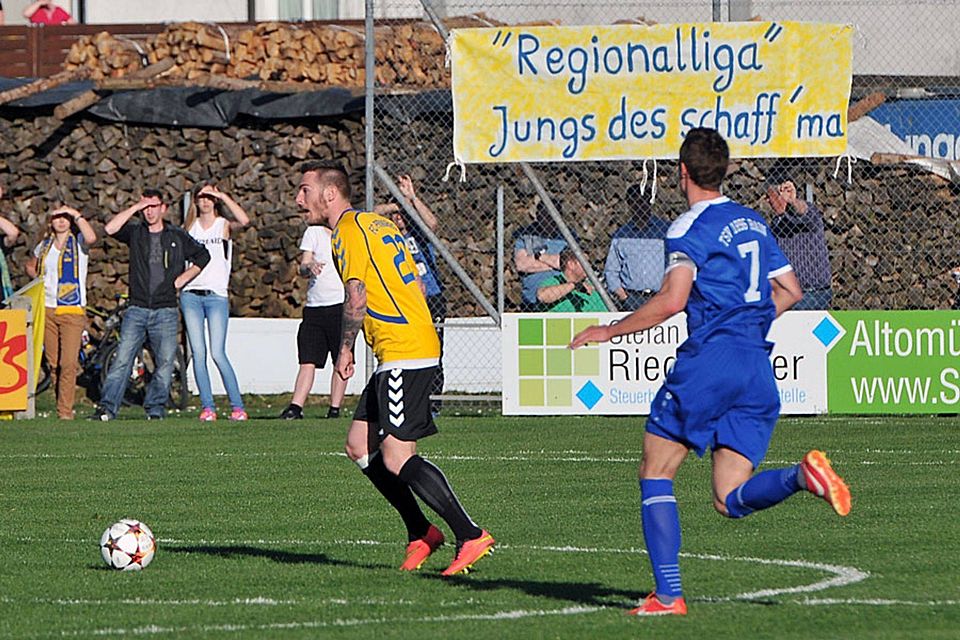 Das Ziel Regionalliga bleibt für den FC Pipinsried (in gelb) nach dem 5:2 gegen den SB Rosenheim in greifbarer Nähe. F: Jung