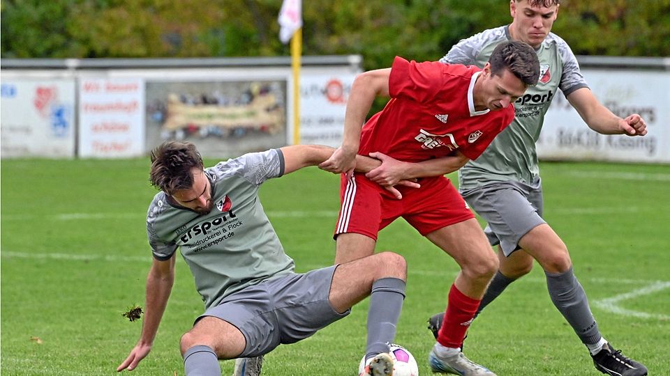 TSV Merching (in der Mitte Andreas Lachner) gewann in Unterzahl gegen den TSV Pfersee.