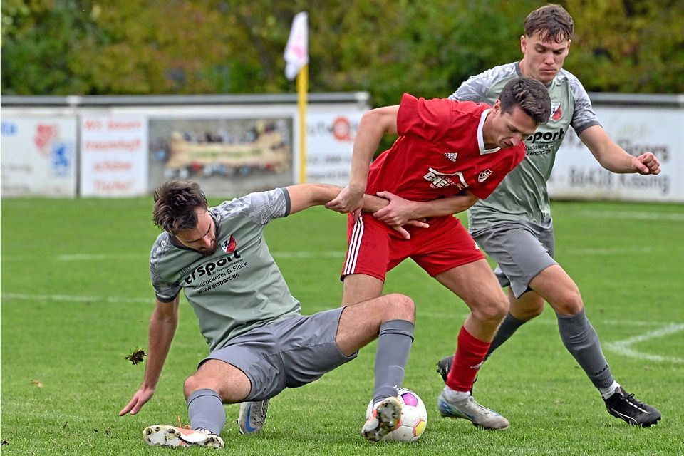 TSV Merching (in der Mitte Andreas Lachner) gewann in Unterzahl gegen den TSV Pfersee. TSV Merching (in der Mitte Andreas Lachner) gewann in Unterzahl gegen den TSV Pfersee.