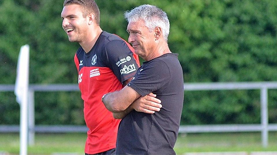 Gut gelaunt scheint das Meringer Trainer-Duo Christian Cappek (links) und Gerhard Kitzler in die Vorbereitung zu gehen.  Foto: Peter Kleist
