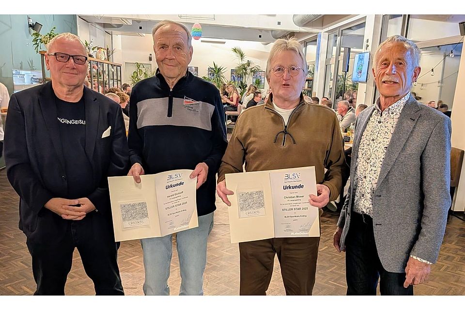 Stille Helfer  des FCL sind Harald Eichloff und Christian Moser (ab 2.v.l). Vorsitzender Sepp Kaiser (l.) und BLSV-Kreischef Martin Weber gratulierten. Auf dem Bild fehlt der dritte Geehrte, Helmut Szill.