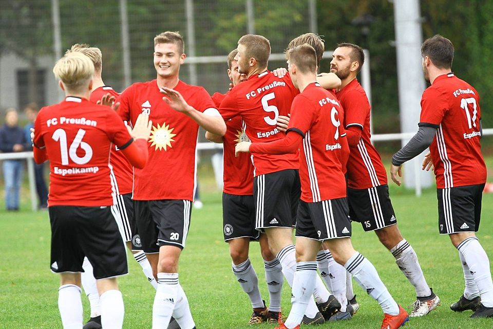 Doppeltorschütze Daniel Kamolz (Nummer 20) bedankt sich beim Vorbereiter Paul Unrau. Am Ende reichte es trotz einer zweimaligen Führung nicht zum Derby-Sieg beim VfB Fabbenstedt.