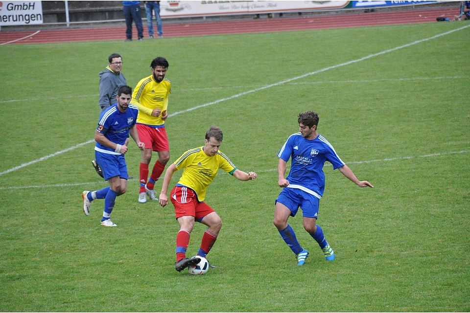 Der FC Leutkirch II (gelb-rote Trikots) ist am vergangenen Wochenende gegen den TSV Wohmbrechts nicht über ein 1:1 hinaus gekommen. Foto: Michael Panzram