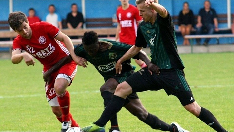 Der Oberligist Heeslinger SC, hier mit Darvin Stüve (rechts) und Arouna Ahizi (Mitte) 2016 gegen Buchholz, wurde im Vorjahr Dritter. Das Auftaktspiel gegen den Regionalligisten SV Drochtersen/Assel ist ein erster Härtetest für die Truppe von Trainer Hansi Bargfrede. Krause