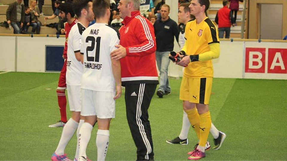 Nach dem Finale gab es die Glückwünsche vom Zweitplatzierten FC Türkspor Mannheim an die Spieler des SV Waldhof. F: Czink