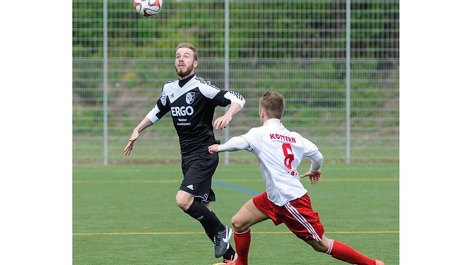 Der FC Kempten (in schwarz, hier Sebastian Thoma) setzte sich mit 3:1 gegen den TSV Kottern II (rechts Daniel Gross) durch.                                 Foto: Erwin Hafner