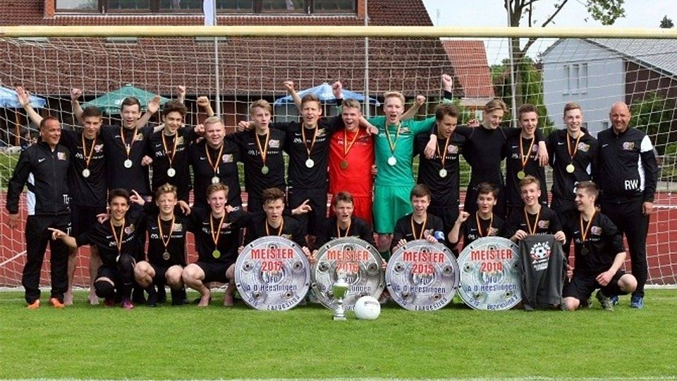 So sehen Sieger aus: Die U16-Fußballer des JFV A/O/Heeslingen ließen nach der Landesliga-Meisterschaft auch im Bezirkspokalfinale nichts anbrennen und machten das Double perfekt. Foto Krause