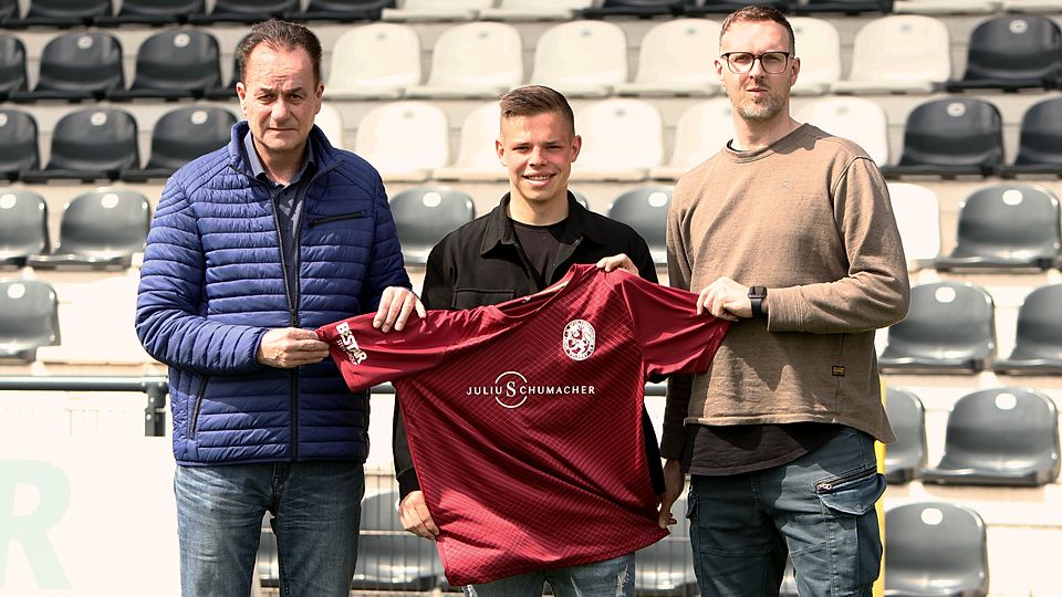 (vl.) Oliver Kuhn, Vorstandsvorsitzender, Jan Fauseweh und Björn Kreil, Torwarttrainer.