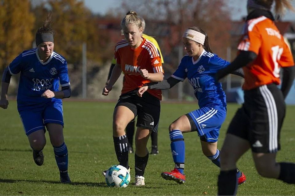 Julia Dorra (im roten Trikot am Ball) brachte Peiting im Heimspiel gegen Blonhofen in Führung. Am Ende hatte der TSV mit 2:0 gewonnen.