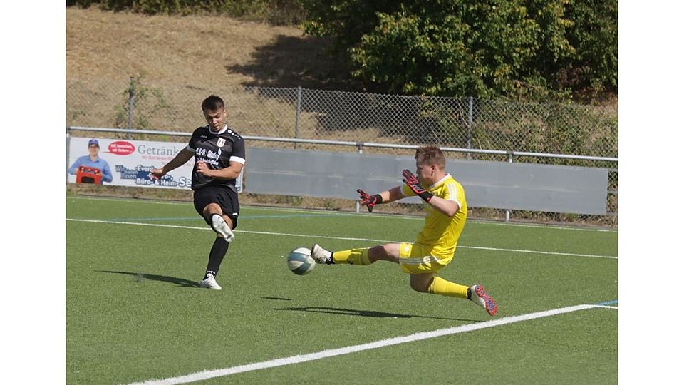 Der Wörrstädter Emanuel Dragun trifft gegen den Zornheimer Torwart Florian Koch zum zwischenzeitlichen 2:0, am Ende trennen sich die beiden Mannschaften jedoch unentschieden.	Foto: Axel Schmitz/pakalski-press