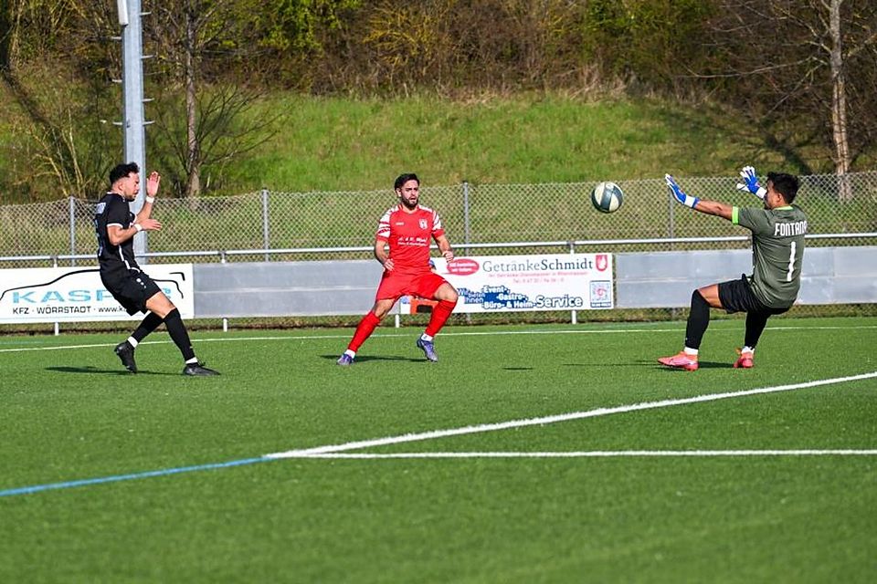 Ein Joker, der sticht: Auch Malik Deyhan Görmez traf für TuS Wörrstadt im Spiel gegen Fontana Finthen und Torwart Dennis Meister. Links im Bild: Ricardo Böhringer.	Foto: Mirco Metzler/pakalski-press