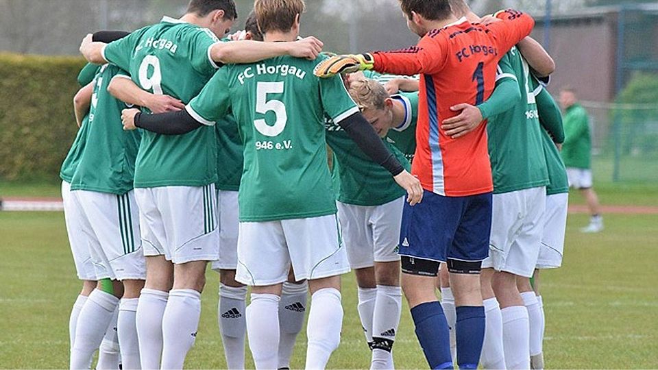 Eine verschworene Einheit bilden die Kicker des FC Horgau. Das könnte sich auch in der Bezirksliga-Relegation gegen den TSV Ottobeuren bezahlt machen.  Foto: Oliver Reiser