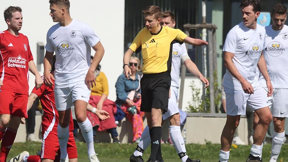 Fußball Saison 2024/25 Bezirksliga VfL Denklingen (in Weiß) gegen TSV Peiting am 19. April 2025 Schiedsrichter Tobias Sommer
