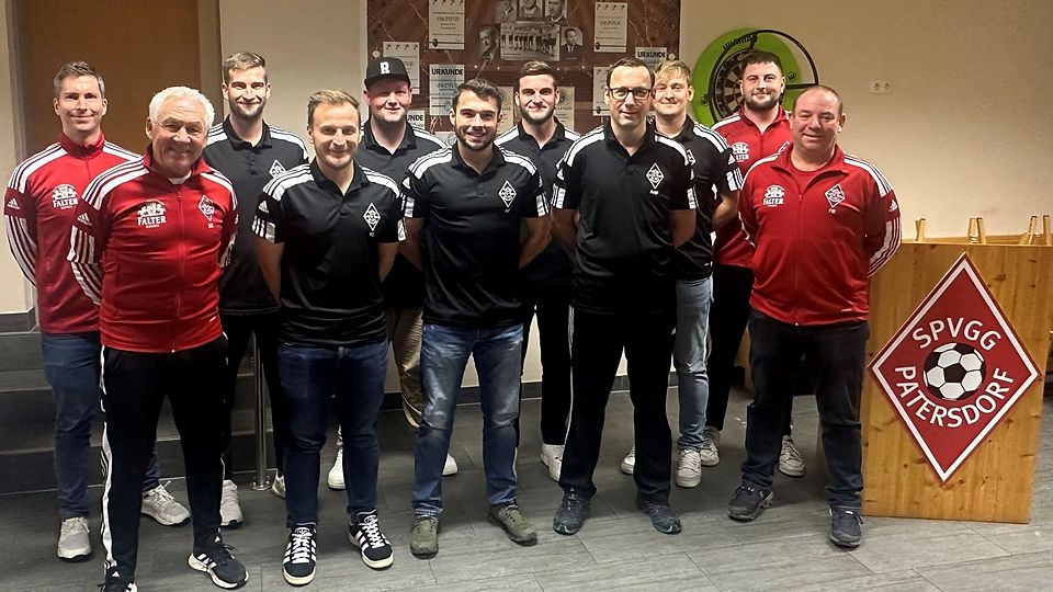 stehend 1. Reihe v.l.: Abteilungsleiter Karl Karl, Trainer 2. Mannschaft Christian Kopp, Co-Trainer 1. Mannschaft Alexander Kasdas, Torwarttrainer Simon Augustin, 1. Vorstand Marco Fenzl Stehend 2. Reihe v.l.: 2. Vorstand Karl Leidl, Co-Trainer 2. Mannschaft Florian Kauer, Trainer 1. Mannschaft Lukas Gehr, Trainer 1. Mannschaft Nico Kraus, Co-Trainer 1. Mannschaft Stefan Stöger, Abteilungsleiter Julian Schneider