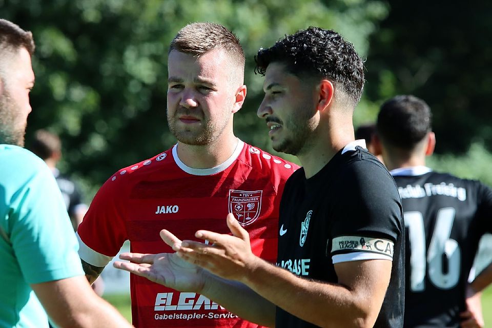 Jungs, bitte ein bisschen runter vom Gas! Die Kapitäne Armagan Urgandokur (r., Freising) und Lukas Bauer (Paunzhausen) bekommen vom Schiri nach einem erneuten Foul eine Ansage.