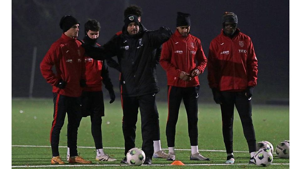 Erste Ansagen im neuen Jahr: Wormatia-Trainer Anouar Ddaou (schwarze Jacke) dirigiert beim Trainingsauftakt der Wormser seine Überlegungen den VfR-Spielern.	Foto: Christine Dirigo/pakalski-press