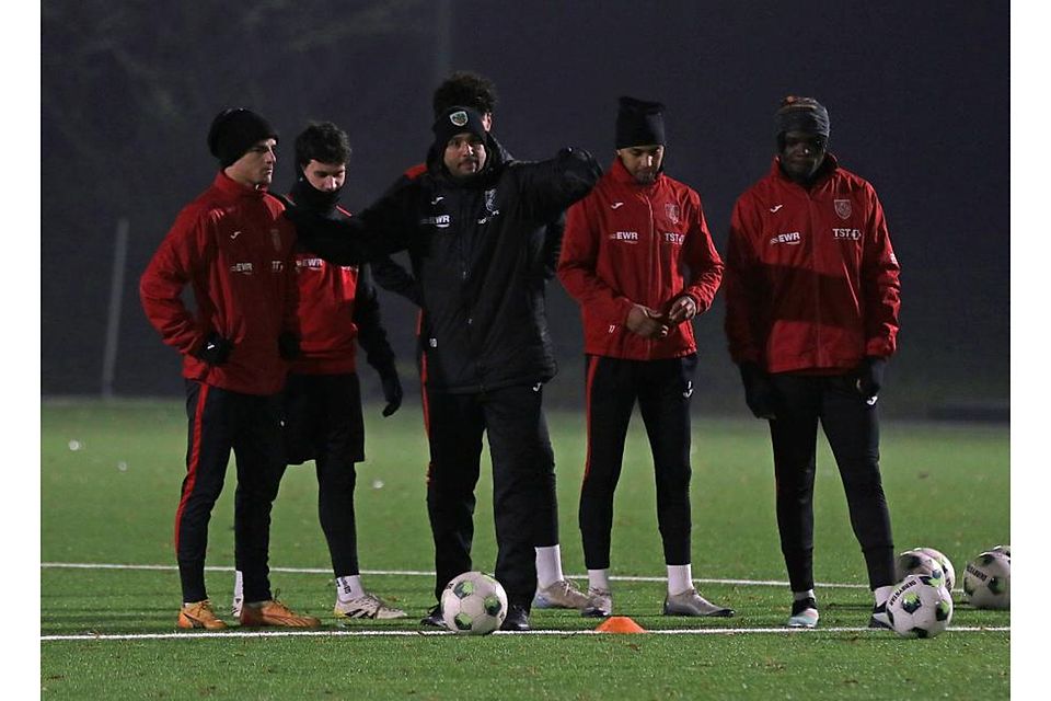 Erste Ansagen im neuen Jahr: Wormatia-Trainer Anouar Ddaou (schwarze Jacke) dirigiert beim Trainingsauftakt der Wormser seine Überlegungen den VfR-Spielern.	Foto: Christine Dirigo/pakalski-press