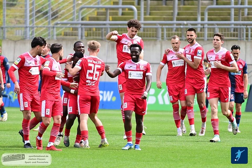 Viel wurde in der vergangenen Saison bei Rot Weiss Ahlen nicht gejubelt. Die Mannschaft hat inzwischen ein komplett neues Gesicht erhalten. Viel wurde in der vergangenen Saison bei Rot Weiss Ahlen nicht gejubelt. Die Mannschaft hat inzwischen ein komplett neues Gesicht erhalten.