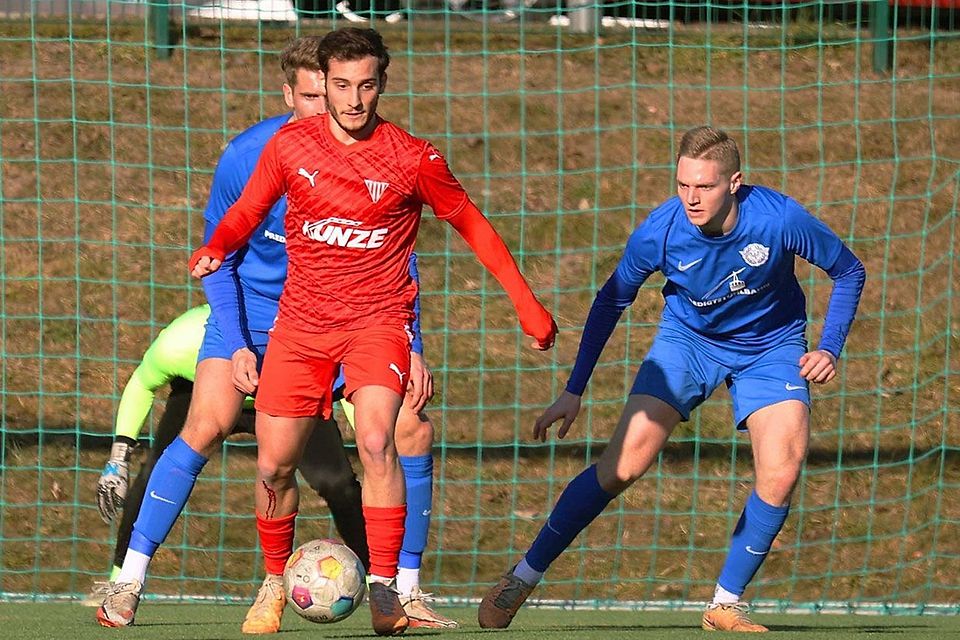 Michele Cosentino traf doppelt für den SV Bruckmühl beim Testspielerfolg gegen den ESV Freilassing.