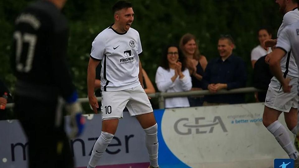 Norman Loos, hier noch als Fußballer des VfB Bodenheim, hat als Trainer des 1. FC Nackenheim einen guten Saisonstart hingelegt und bezeichnet den spannenden Titelkampf in der B-Klasse als „verrückt“.	Foto: Michael Wolff (Archiv)