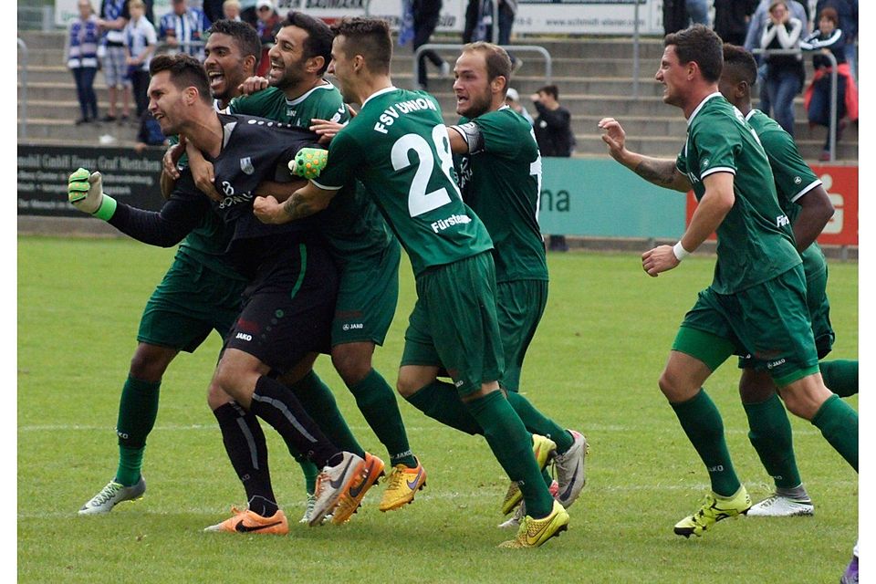 Unions Torwart Oliver Birnbaum traf in Stürmermanier und erzielte in der vierten Minute der Nachspielzeit den 1:1 Ausgleichstreffer gegen Hertha BSC II. Foto: Mitsch Rieckmann Unions Torwart Oliver Birnbaum traf in Stürmermanier und erzielte in der vierten Minute der Nachspielzeit den 1:1 Ausgleichstreffer gegen Hertha BSC II. Foto: Mitsch Rieckmann