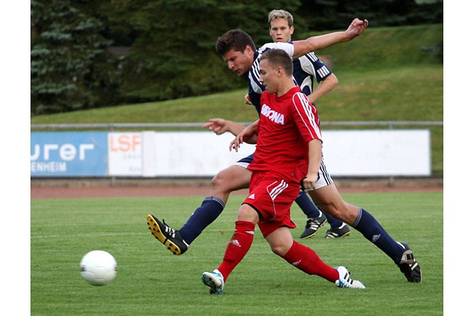 Dennis Köhler (rotes Trikot) ist jetzt für die SG Schmittweiler am Ball. Foto: Luge