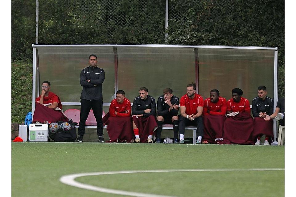 TSG-Trainer Nauwid Amiri (stehend) war nach dem Auftritt seines Teams gegen Zeiskam fassungslos. Gegen Steinwenden kann es nur besser werden.	Foto: Christine Dirigo / pakalski-press