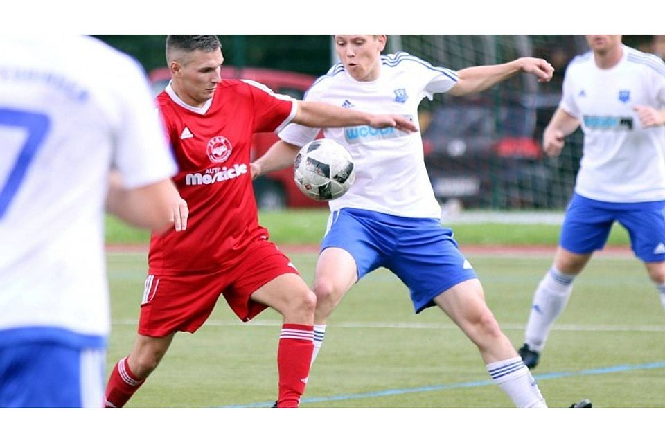 TSV-Neuzugang Lukasz Terefenko setzte sich in dieser Szene gegen Feudingens Ole Schmidt durch. Im Hintergrund schaut sich SV-Akteur Jörg Althaus die Szene an.	Fotos: pos/schn/cm