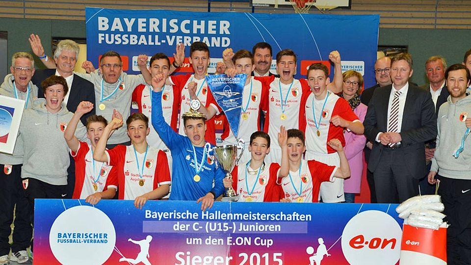 Nach dem 2:0-Endspielsieg gegen den FC Ingolstadt durfte sich der FC Augsburg als neuer bayerischer Hallenmeister feiern lassen.  F.: BFV