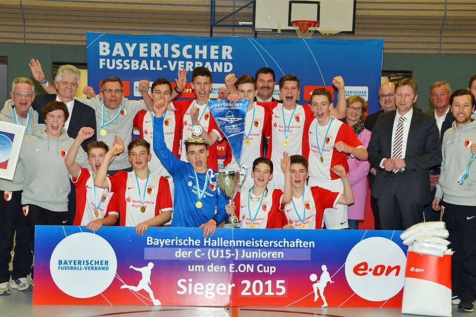 Nach dem 2:0-Endspielsieg gegen den FC Ingolstadt durfte sich der FC Augsburg als neuer bayerischer Hallenmeister feiern lassen.  F.: BFV