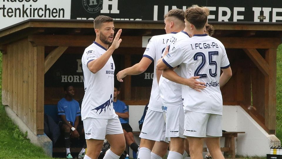 Abklatschen mit dem Mann des Tages: Moritz Müller (l.) schraubt sein Torkonto auf sechs Treffer hoch.