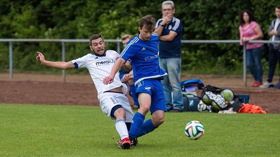 Eng am Mann: Kim-Patrick Schmelzer vom TuS Wöllstein (links) steht dem Flonheimer Jonas Mayer förmlich auf den Füßen.	Foto: photoagenten/Carsten Selak