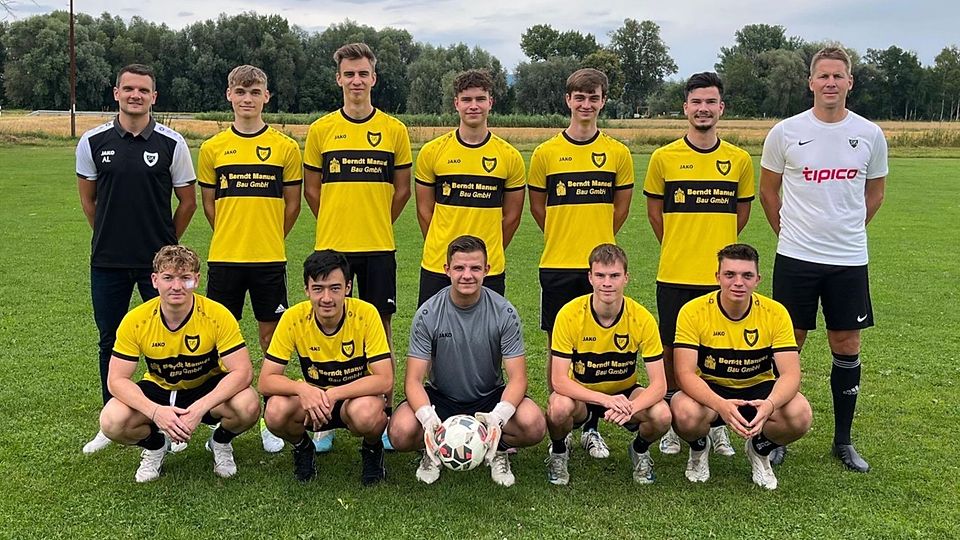 Stephansposchings Abteilungsleiter Armin Limbrunner (stehend links) und Trainer Alois Windisch (stehend rechts) mit den Neuzugängen und den Jungendspielern, die in den Seniorenbereich aufrücken.