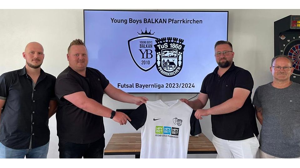 Die Verantwortlichen der TuS Pfarrkirchen und der Young Boys Balkan besiegelten die gemeinsame Zusammenarbeit 